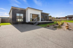 Modern Family Bach - Waihi Beach Holiday Home